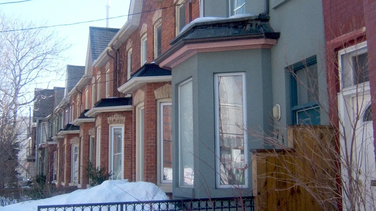 How to Buy and Sell a Home at the Same Time
