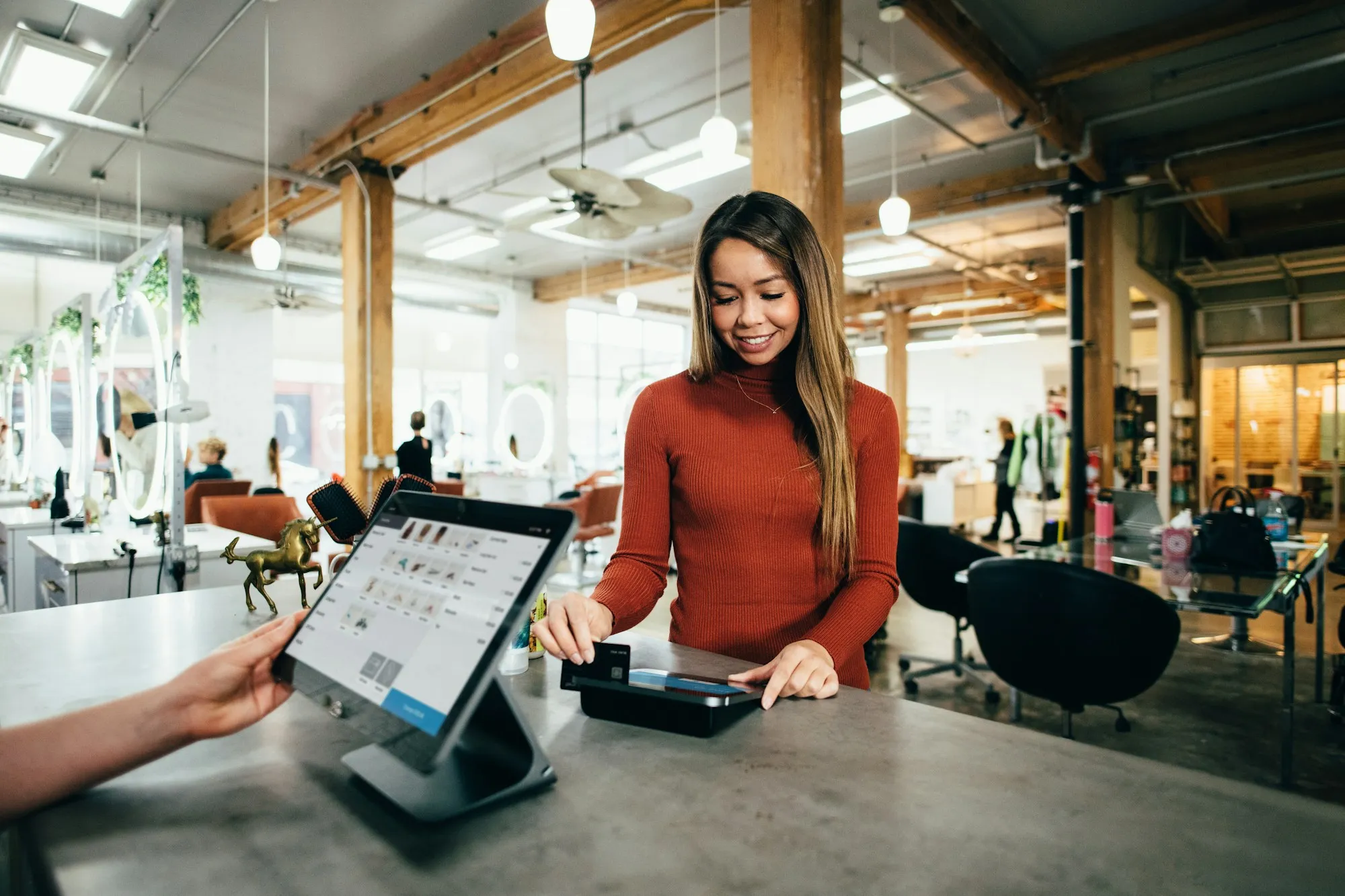 An advisor helping a client at a service counter