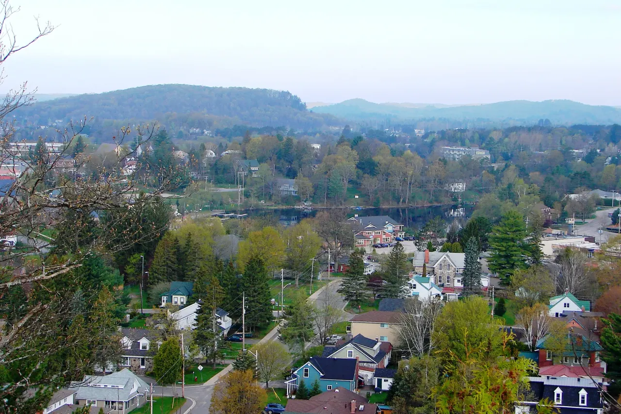 Street view in Huntsville, Ontario