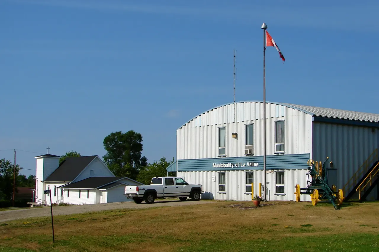 Street view in La Vallee, Ontario