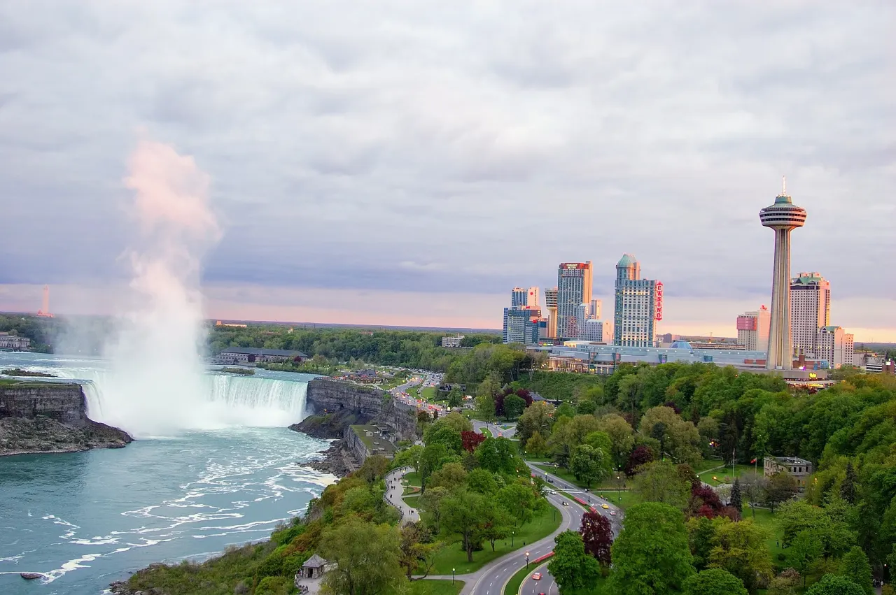 Street view in Niagara Falls, Ontario